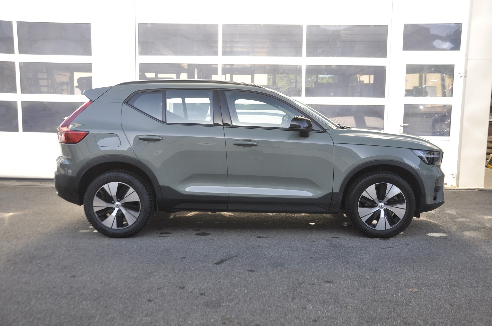 VOLVO XC40 B3 Benzin Mild Hybrid Plus Dark DCT-image-1