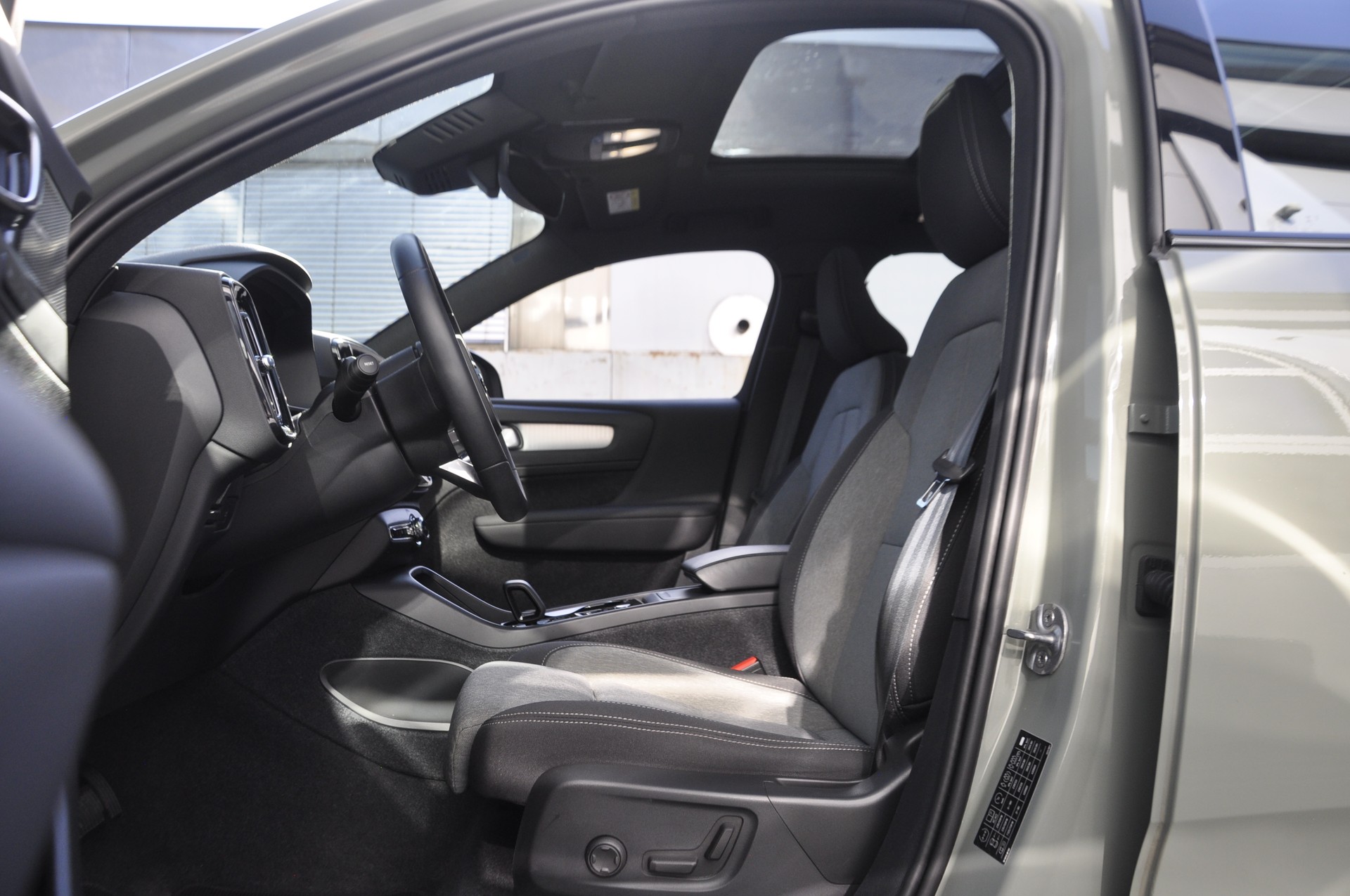 VOLVO XC40 B3 Benzin Mild Hybrid Plus Dark DCT-image-4