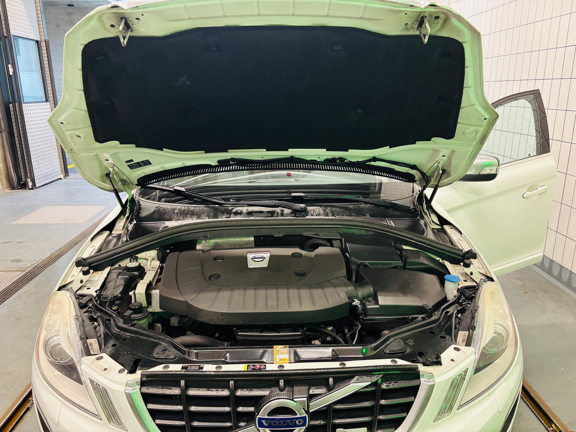 VOLVO 2.4 D4 R-Design AWD-image-3