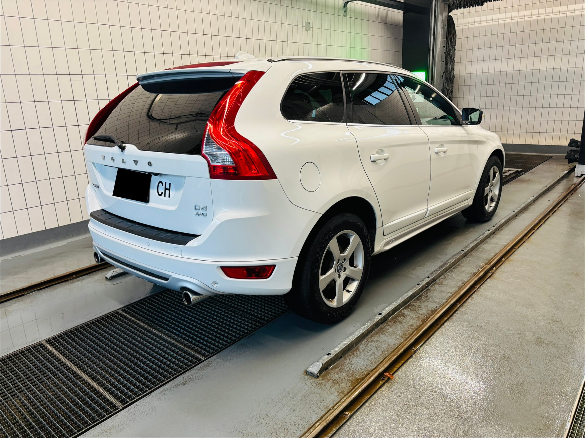 VOLVO 2.4 D4 R-Design AWD-image-5