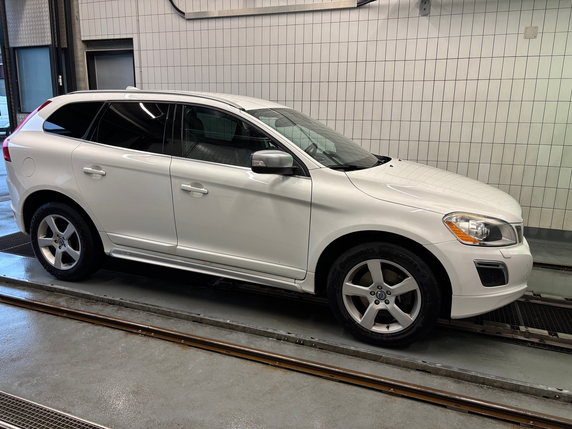 VOLVO 2.4 D4 R-Design AWD-image-2
