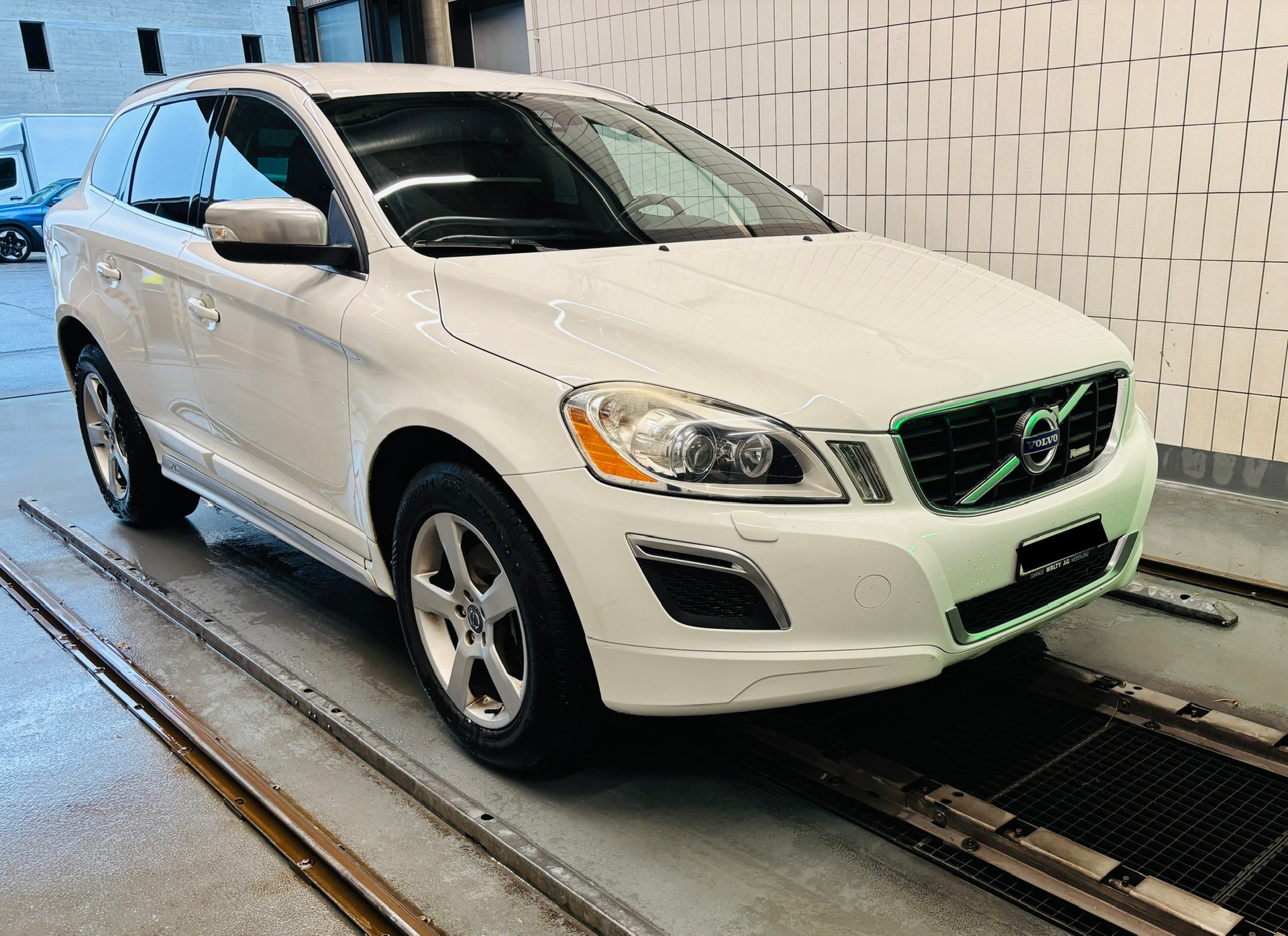 VOLVO 2.4 D4 R-Design AWD-image-0