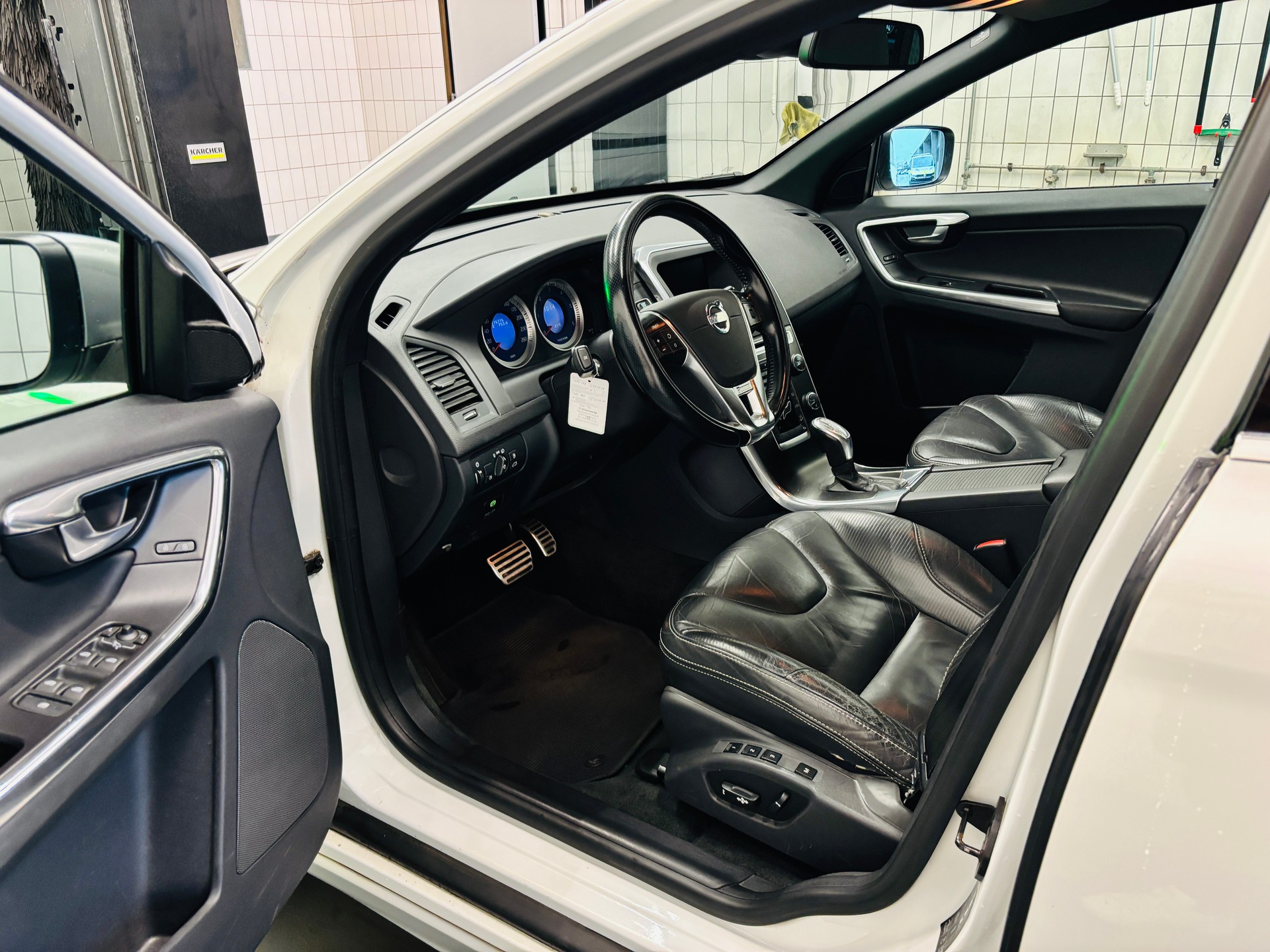 VOLVO 2.4 D4 R-Design AWD-image-1