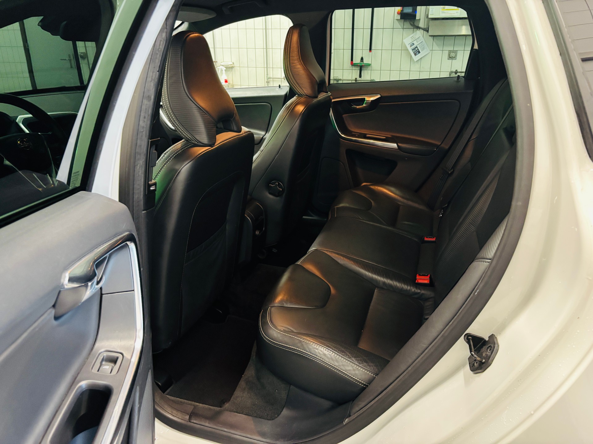 VOLVO 2.4 D4 R-Design AWD-image-4