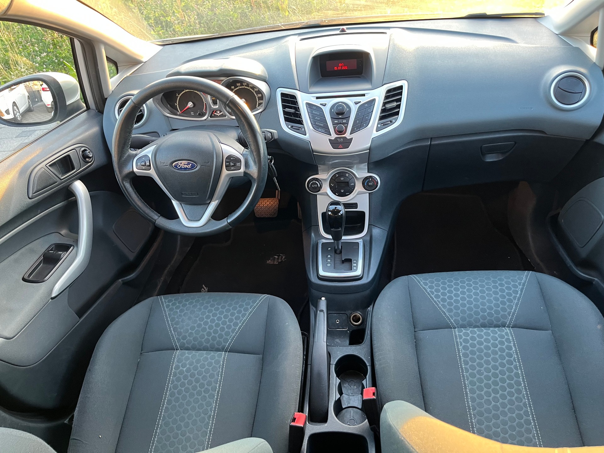 FORD Fiesta 1.4 16V Trend Automatic-image-9