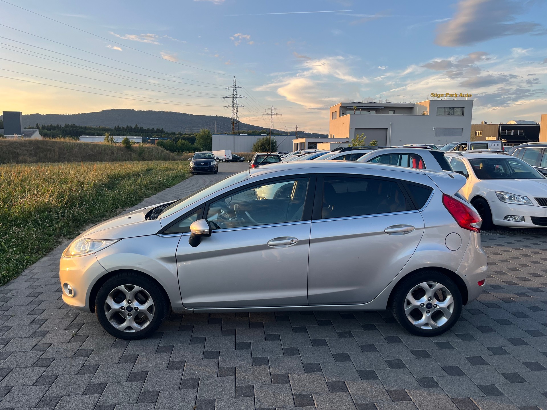 FORD Fiesta 1.4 16V Trend Automatic-image-2