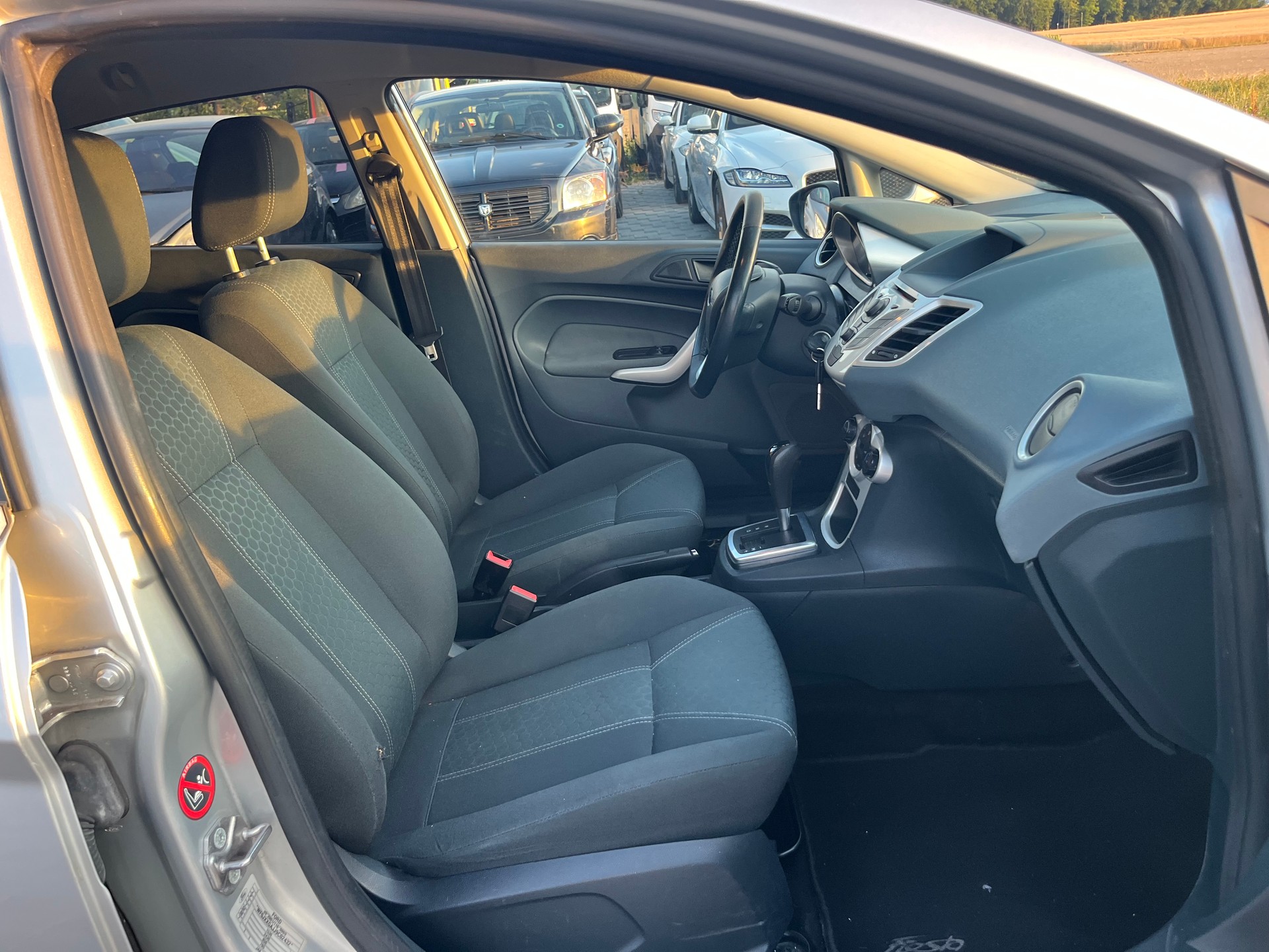 FORD Fiesta 1.4 16V Trend Automatic-image-8