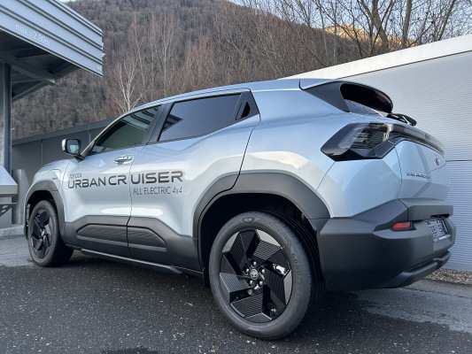 TOYOTA Urban Cr.61kWh Prem. AWD-image-3