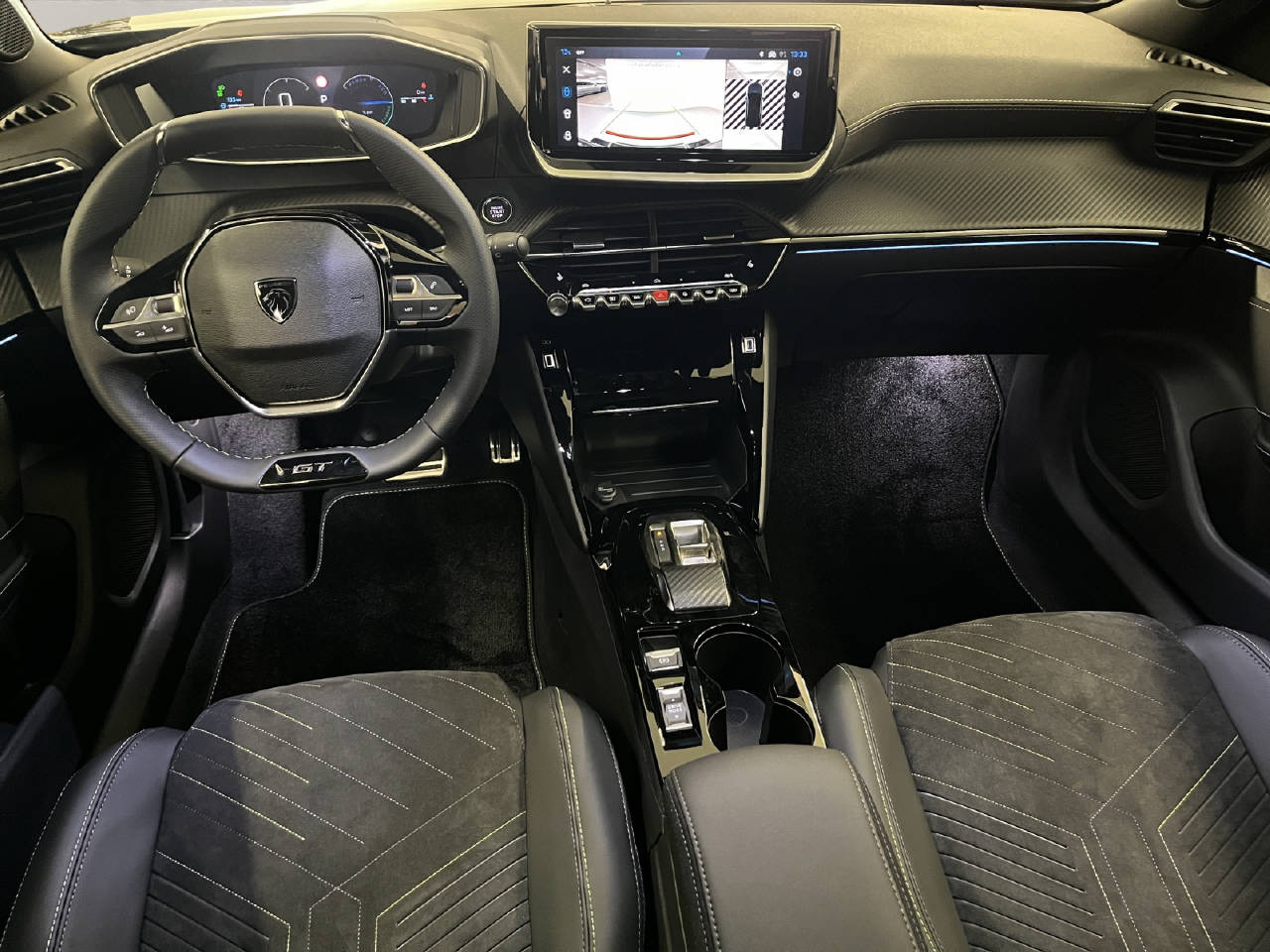 PEUGEOT 2008 1.2 Hybrid 145 GT-image-5