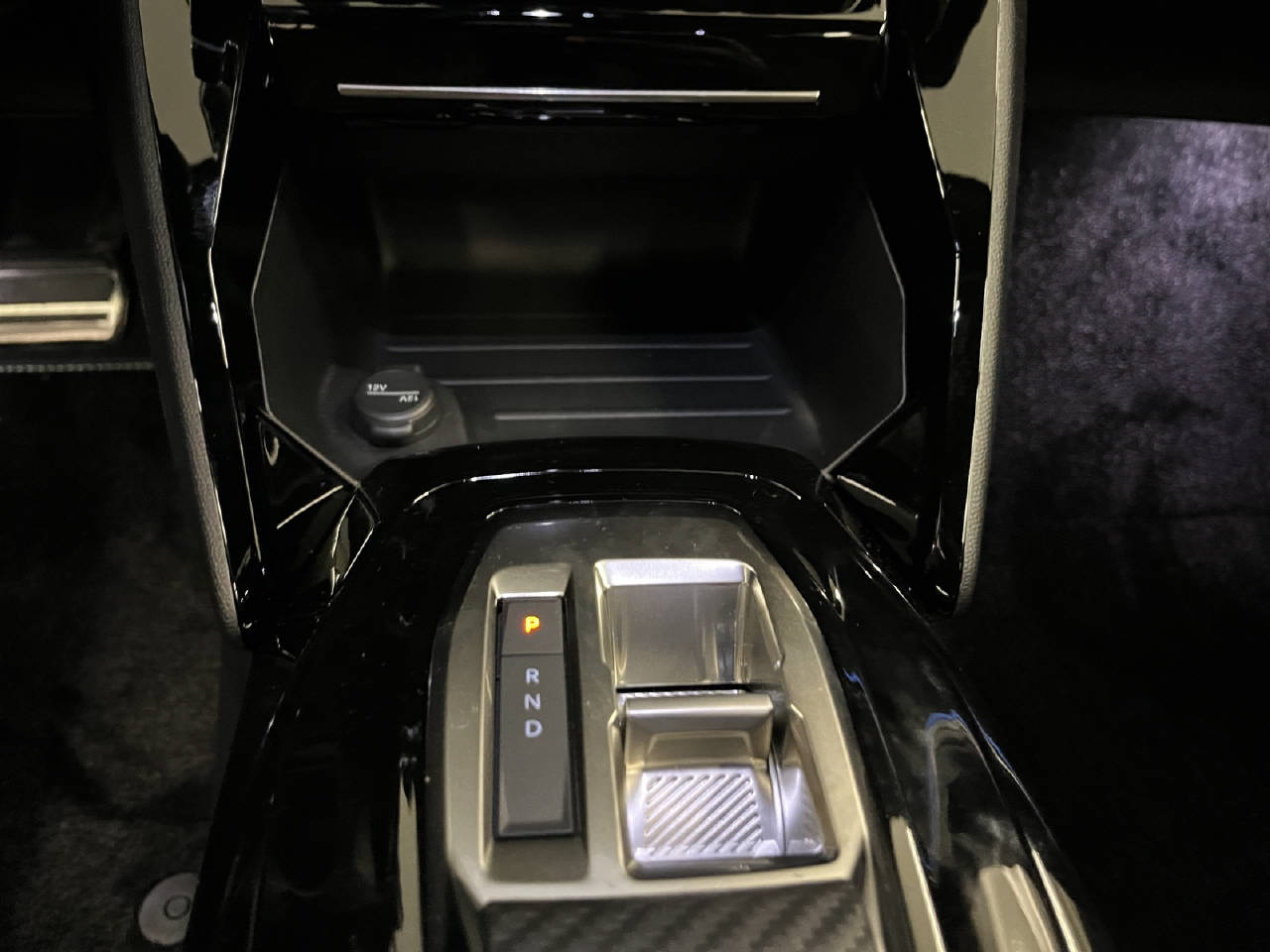 PEUGEOT 2008 1.2 Hybrid 145 GT-image-9