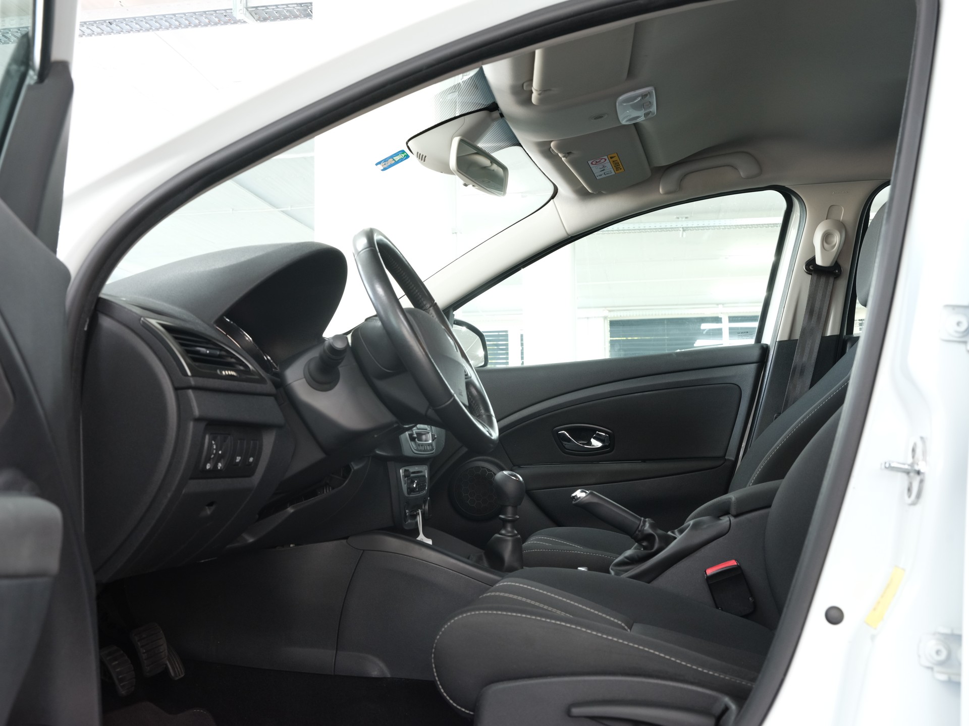 RENAULT Mégane Grandtour 1.5 dCi Bose *PDC Vorne & Hinten *Sitzheizung*-image-12