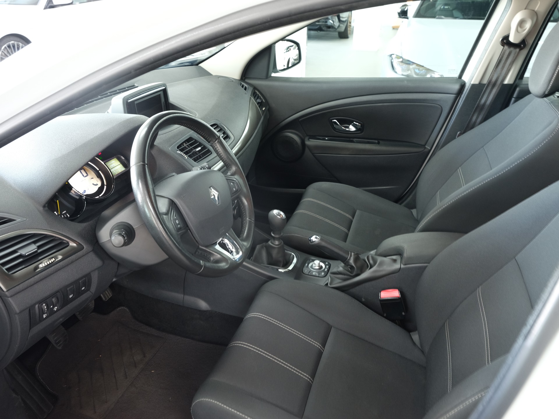 RENAULT Mégane Grandtour 1.5 dCi Bose *PDC Vorne & Hinten *Sitzheizung*-image-11