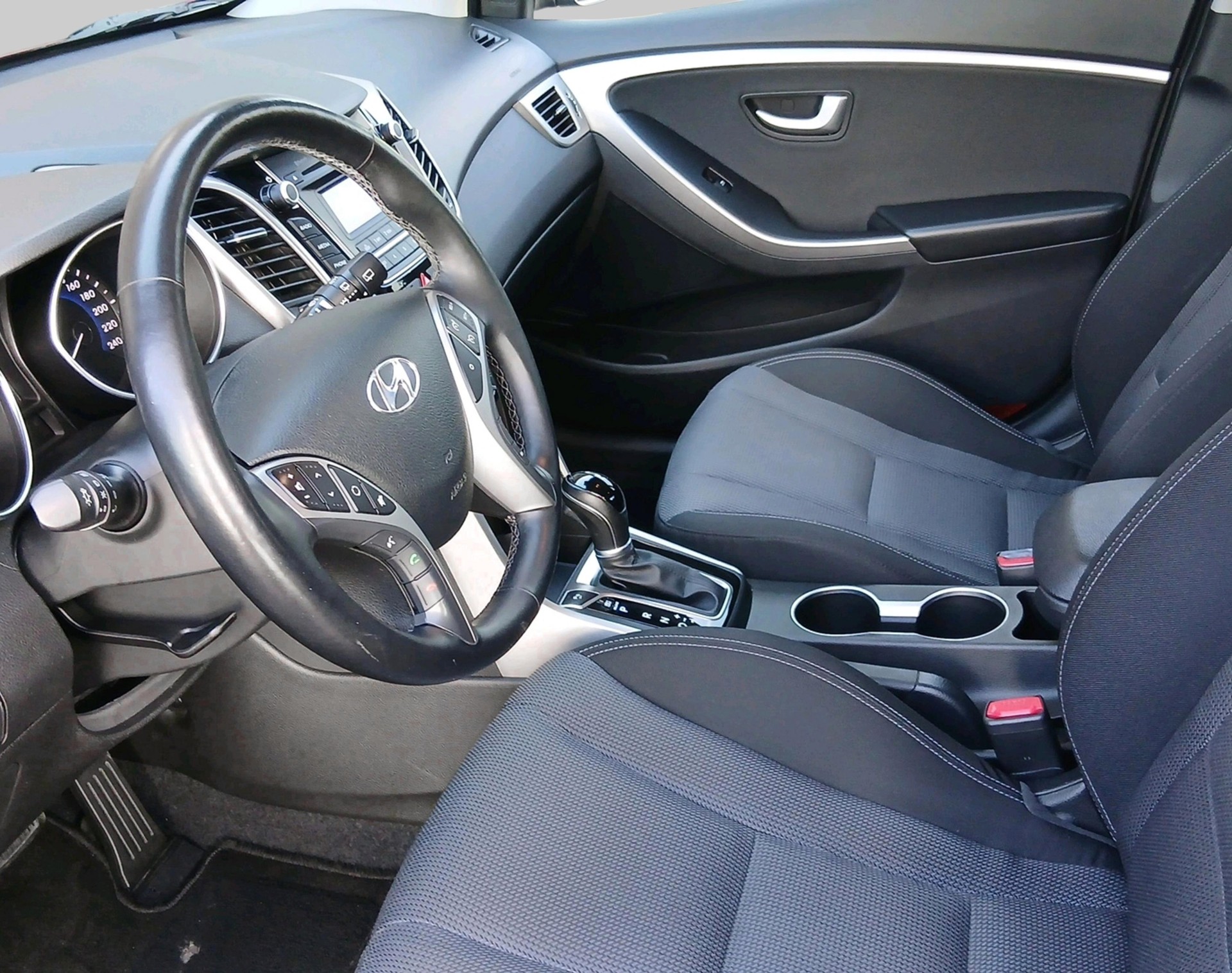 HYUNDAI i30 1.6 GDi Amplia-image-2