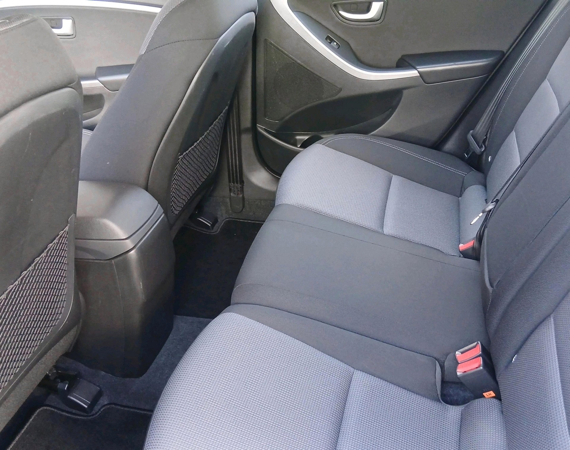HYUNDAI i30 1.6 GDi Amplia-image-3