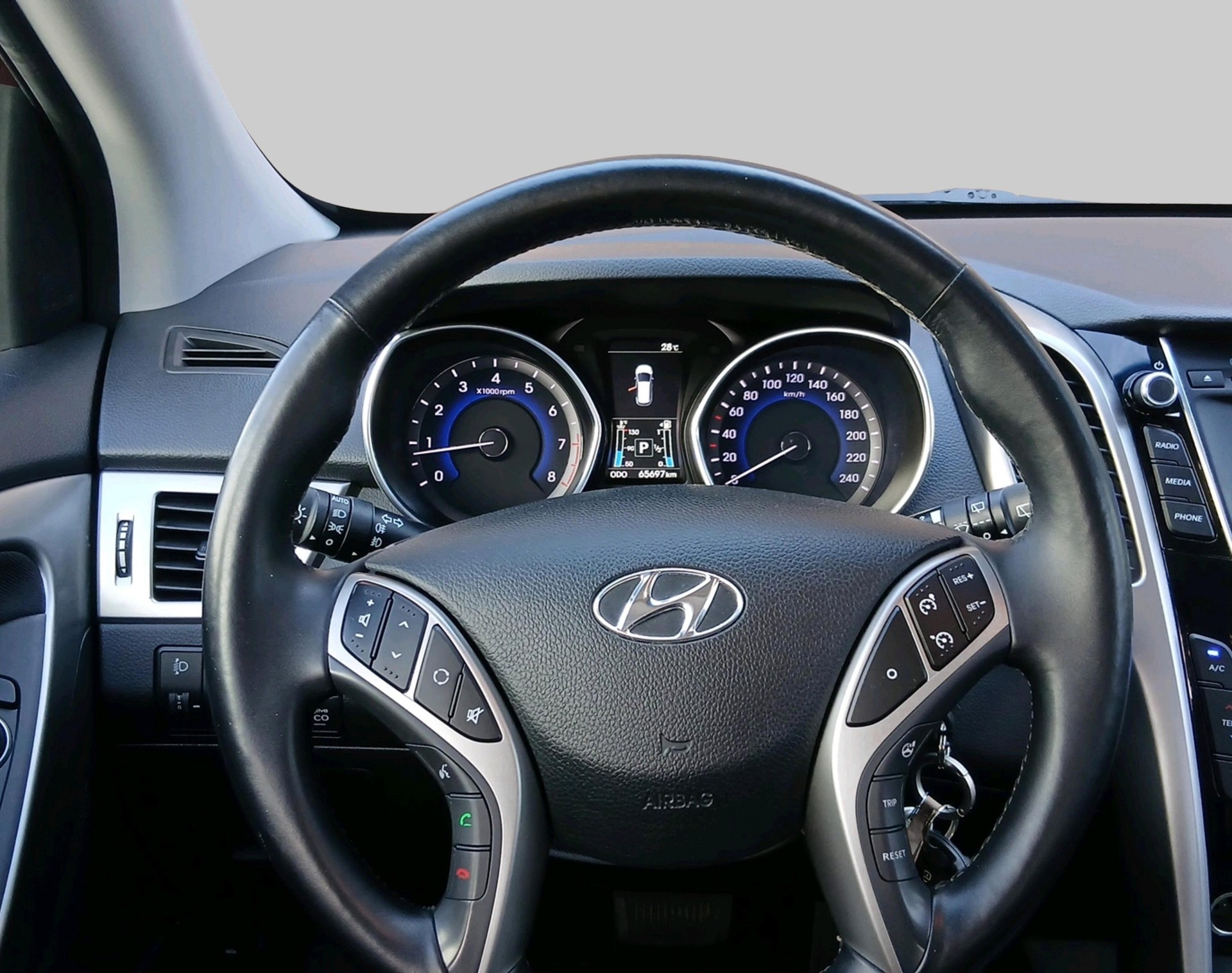 HYUNDAI i30 1.6 GDi Amplia-image-11