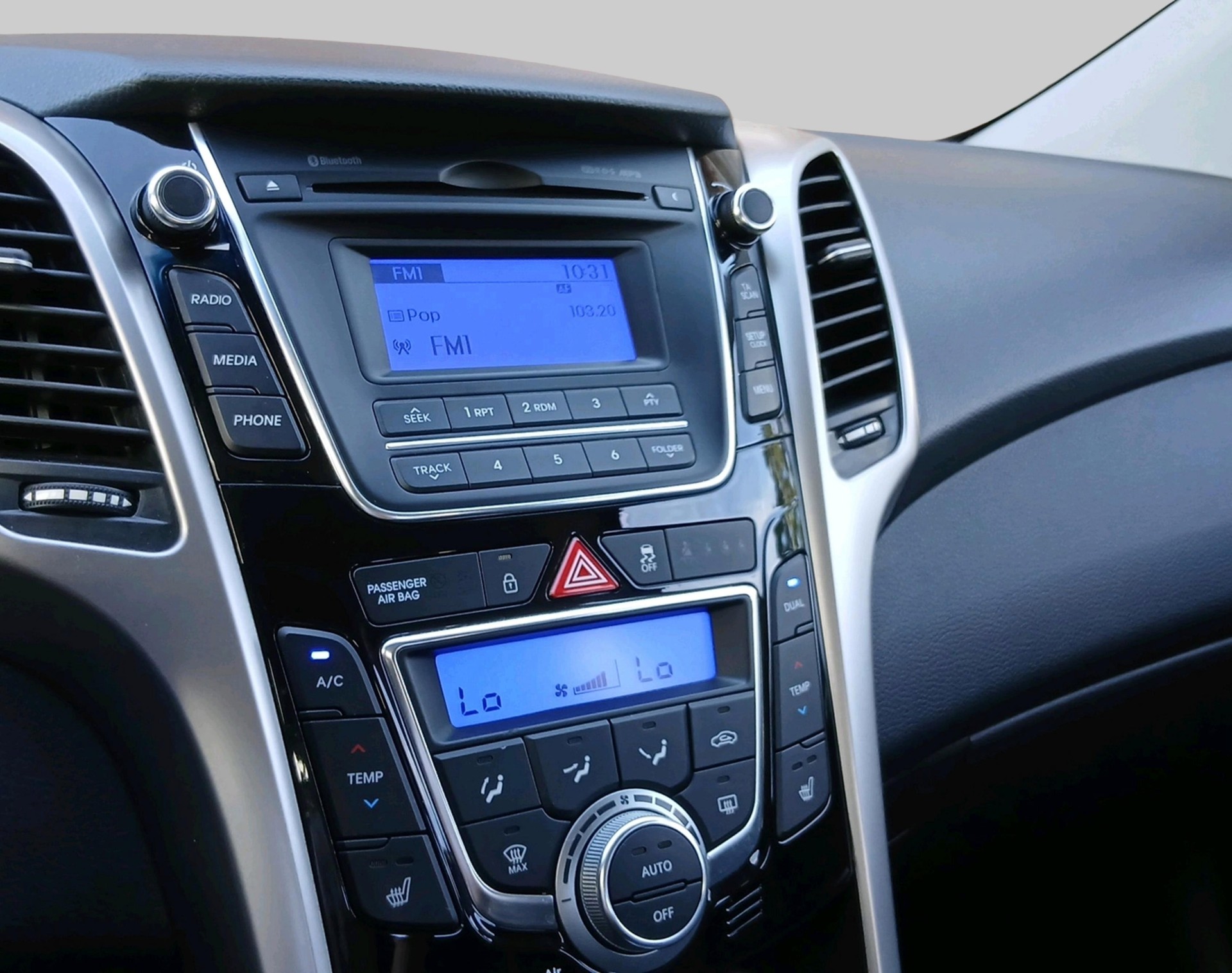HYUNDAI i30 1.6 GDi Amplia-image-12