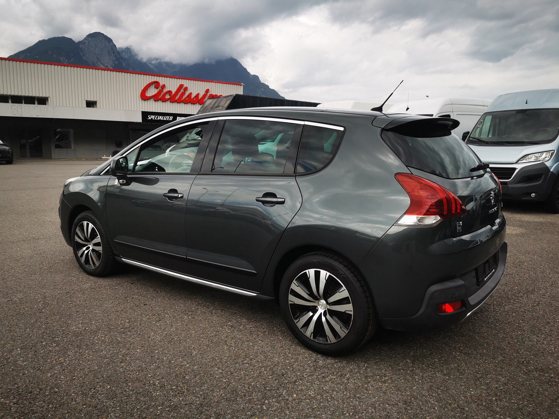 PEUGEOT 3008 HYbrid4 2.0 HDI ETG6-image-1