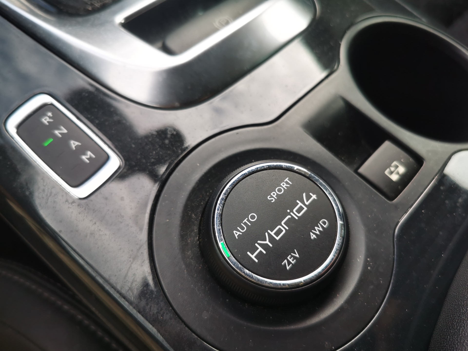 PEUGEOT 3008 HYbrid4 2.0 HDI ETG6-image-12