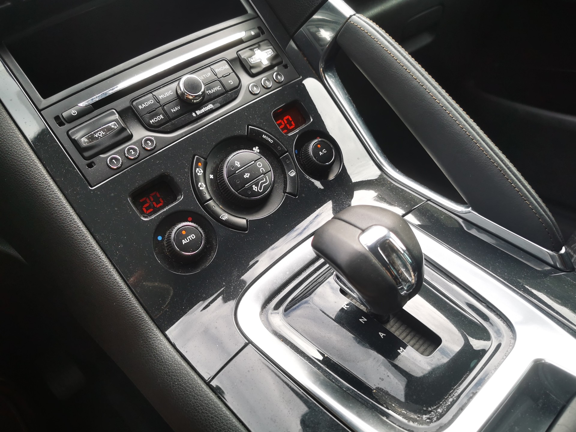 PEUGEOT 3008 HYbrid4 2.0 HDI ETG6-image-11