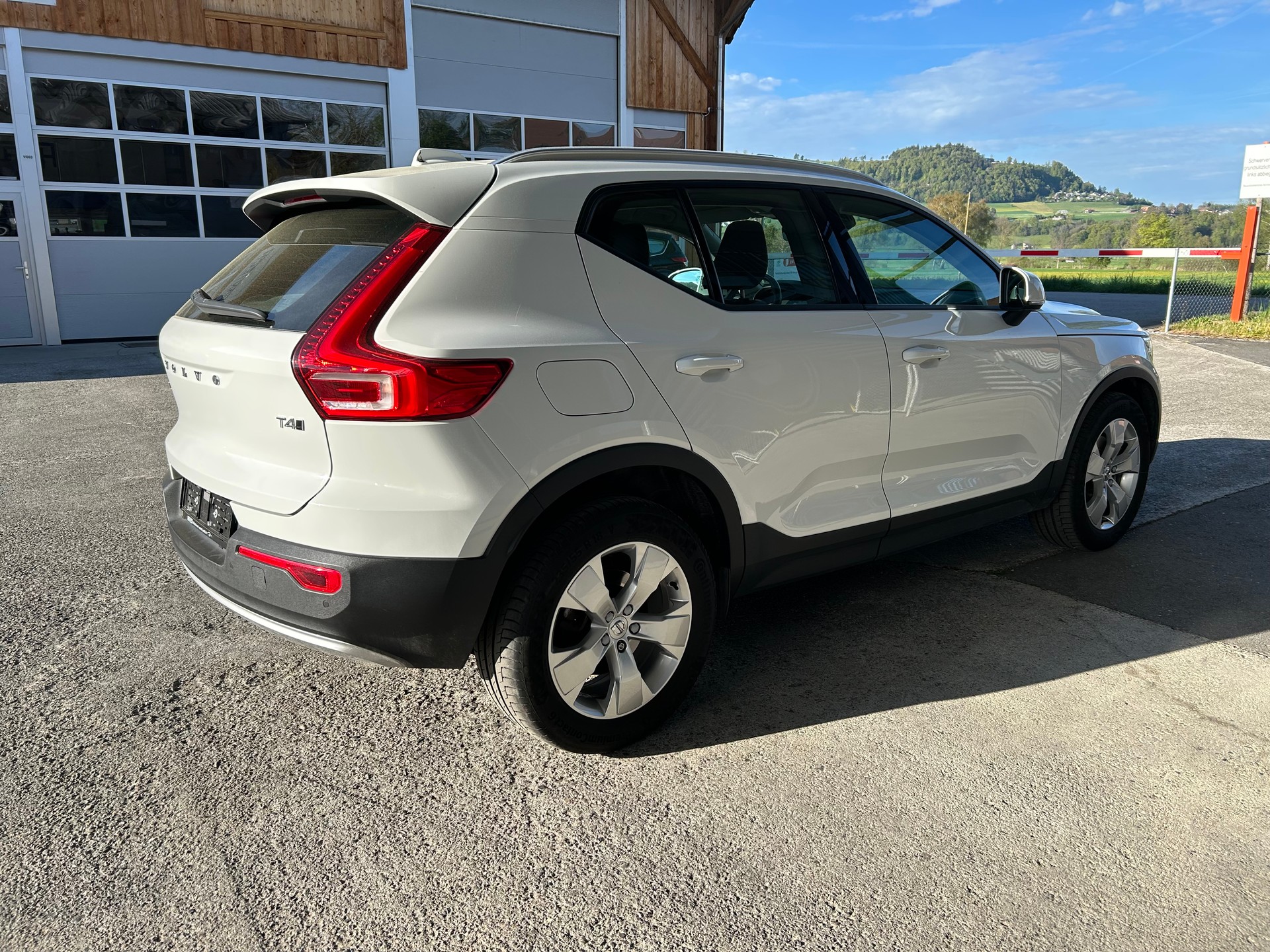 VOLVO 2.0 T4 Momentum AWD-image-2