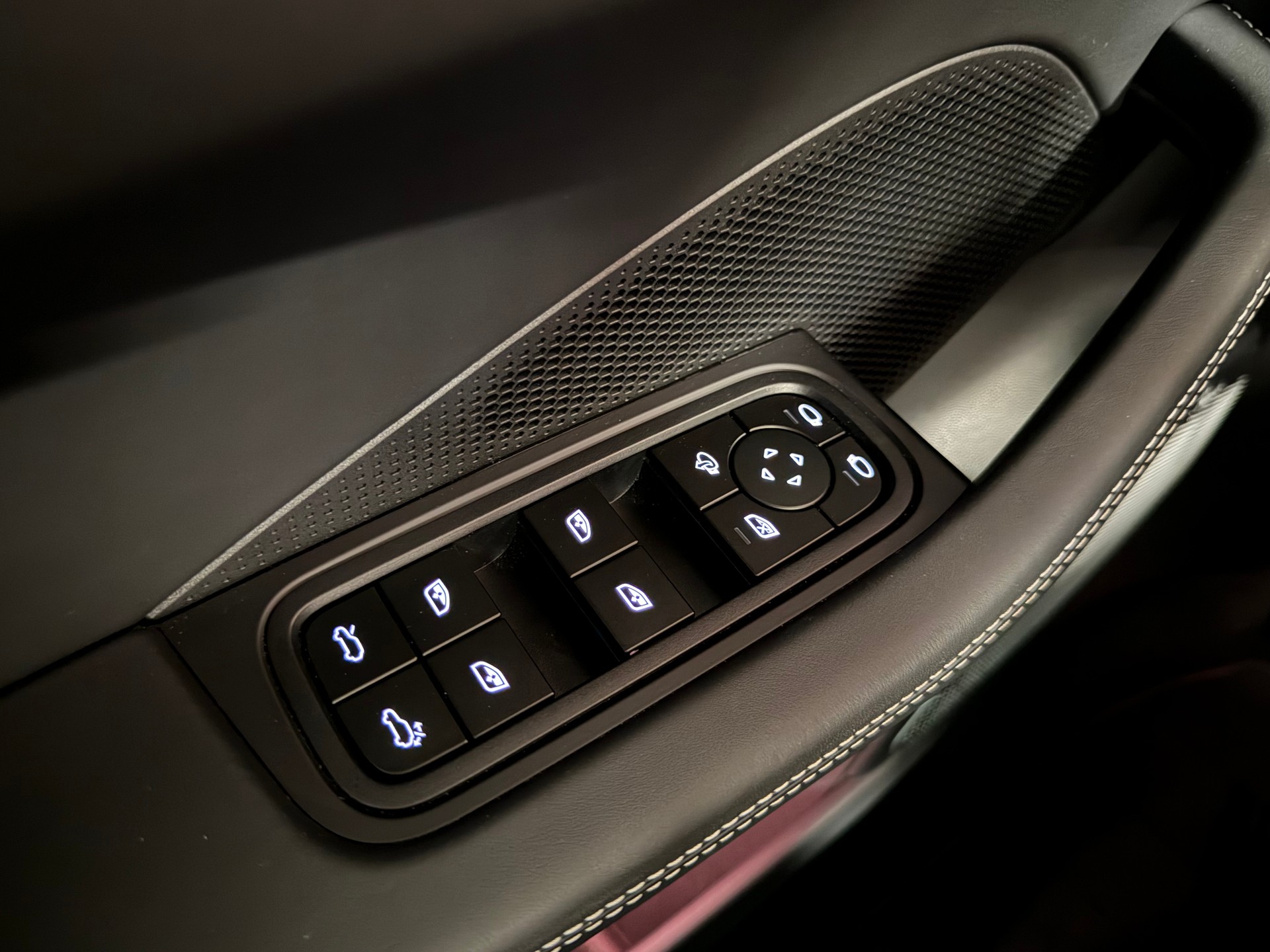 PORSCHE Macan Turbo 100kWh-image-37