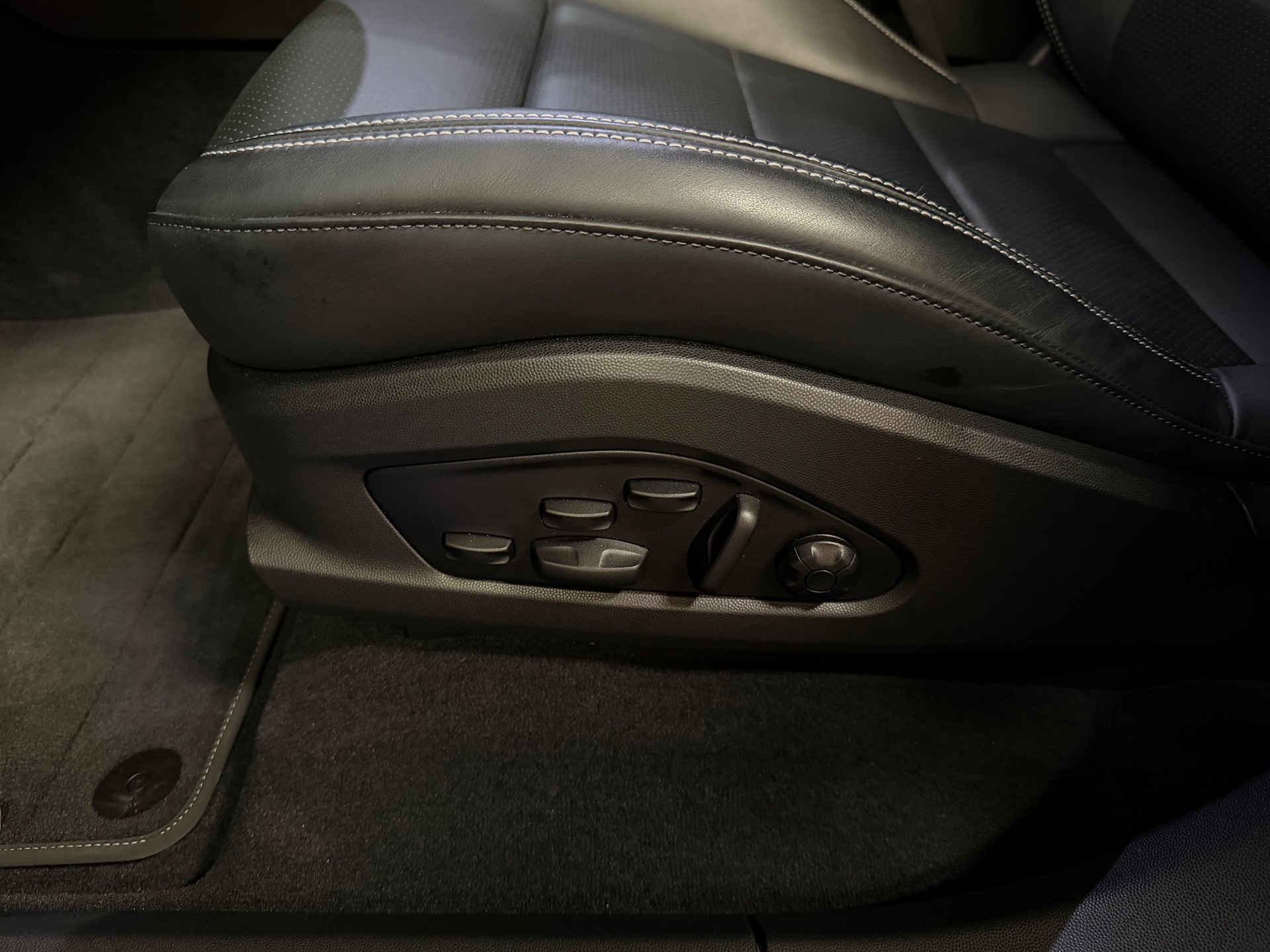 PORSCHE Macan Turbo 100kWh-image-23