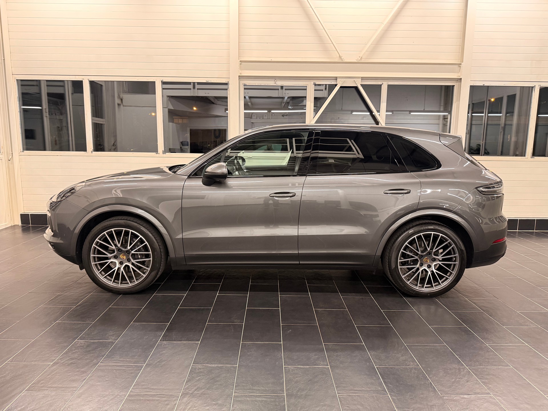 PORSCHE Cayenne-image-2