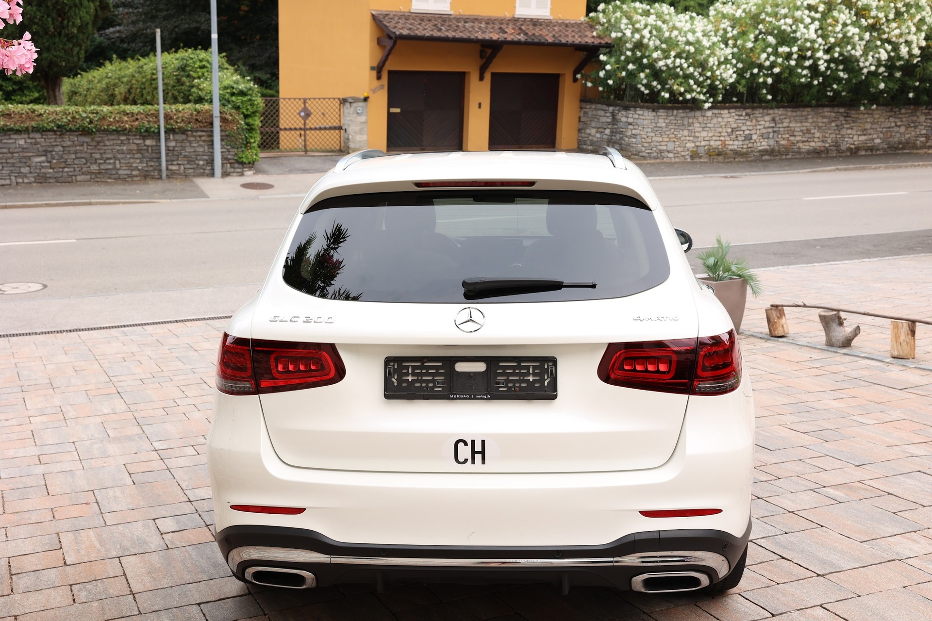 MERCEDES-BENZ GLC 200 AMG Line 4m-image-2