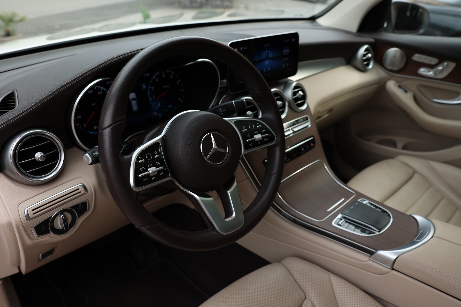 MERCEDES-BENZ GLC 200 AMG Line 4m-image-3
