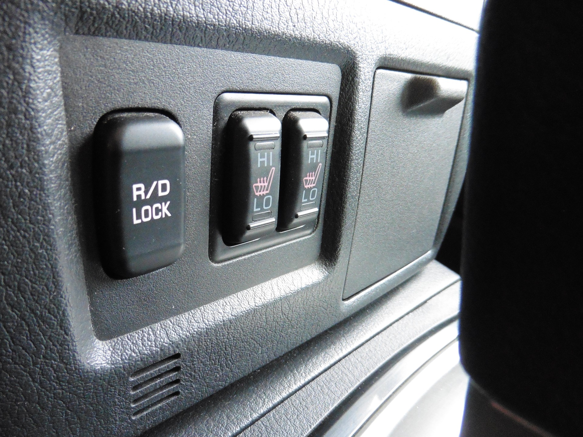 MITSUBISHI Pajero 3.2 DI-D Intense Automatic-image-23