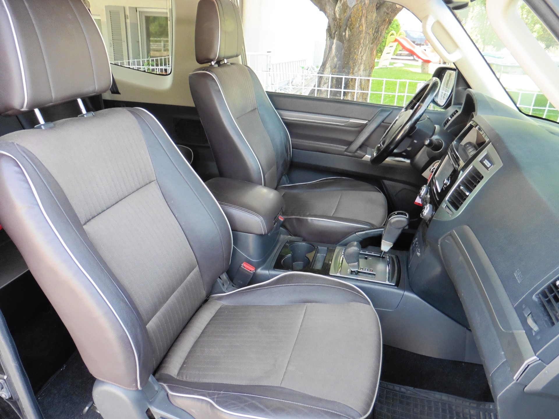 MITSUBISHI Pajero 3.2 DI-D Intense Automatic-image-18