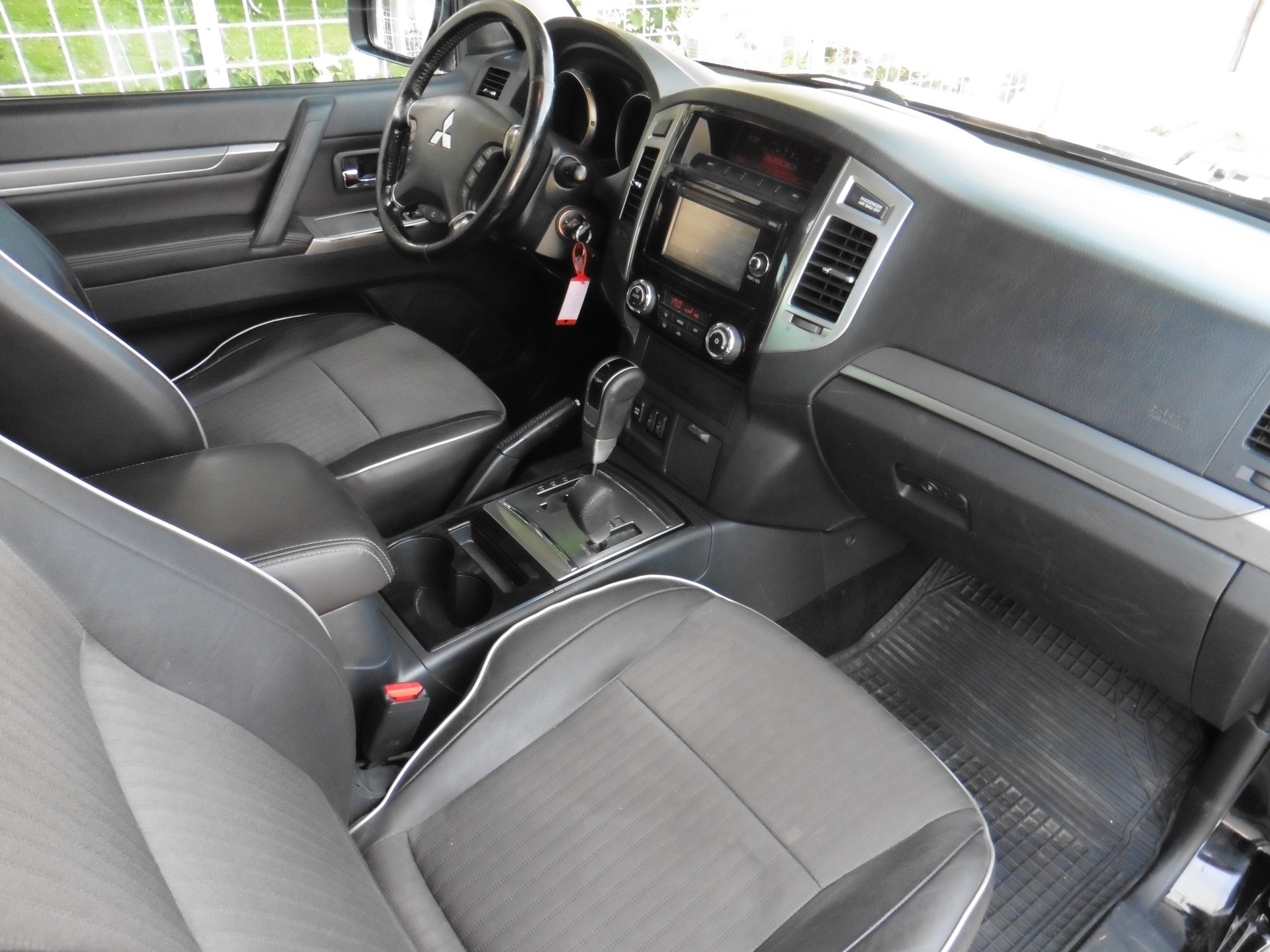 MITSUBISHI Pajero 3.2 DI-D Intense Automatic-image-19