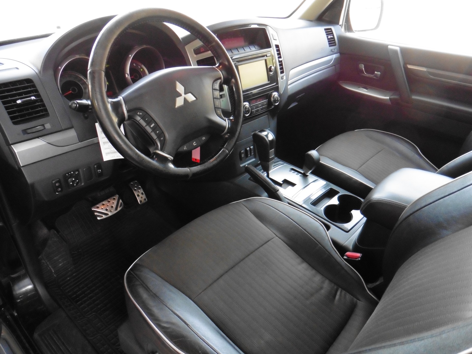 MITSUBISHI Pajero 3.2 DI-D Intense Automatic-image-12
