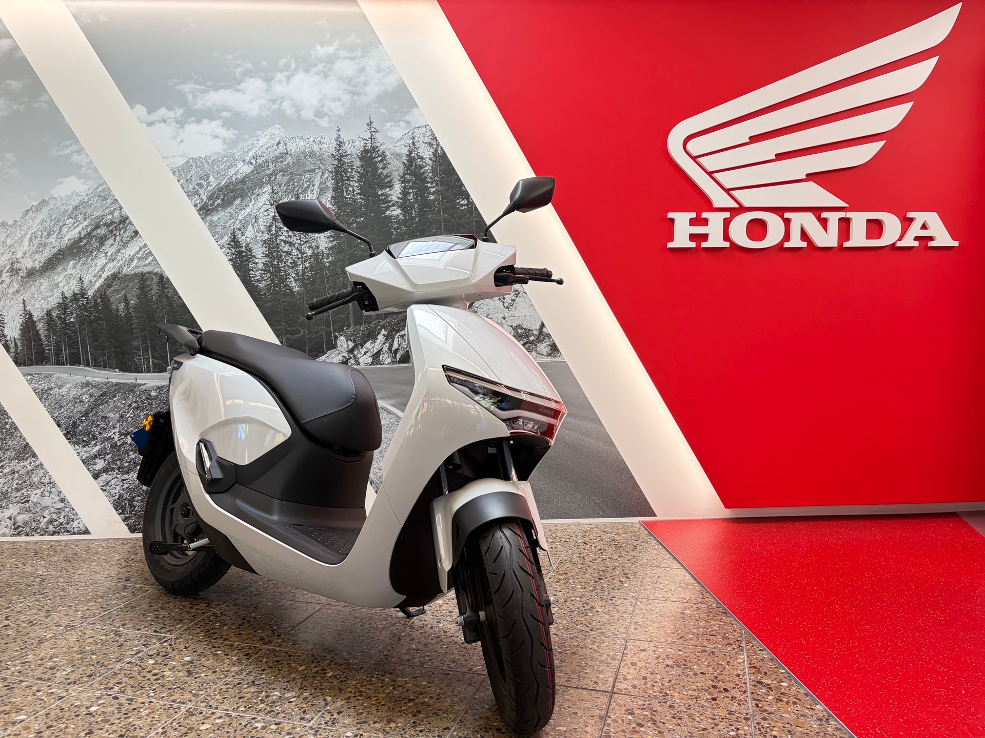 HONDA CUV e:-showroom-element-2