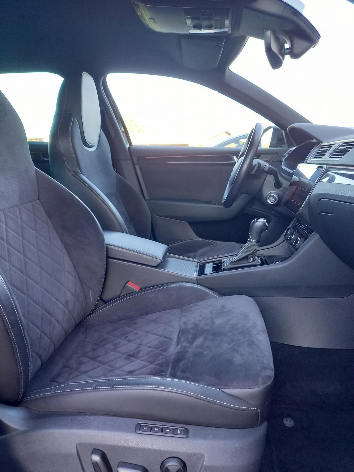 SKODA Superb Combi 2.0 TSI SportLine+ DSG 4x4-image-10