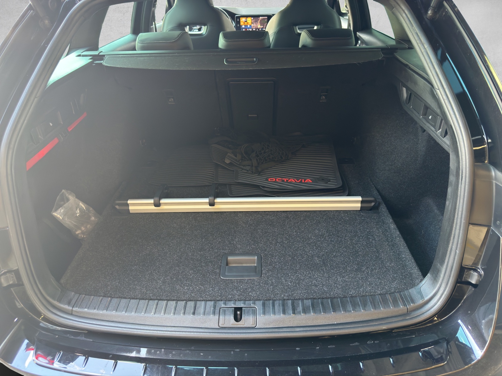 SKODA Octavia Combi 2.0 TSI DSG RS-image-13