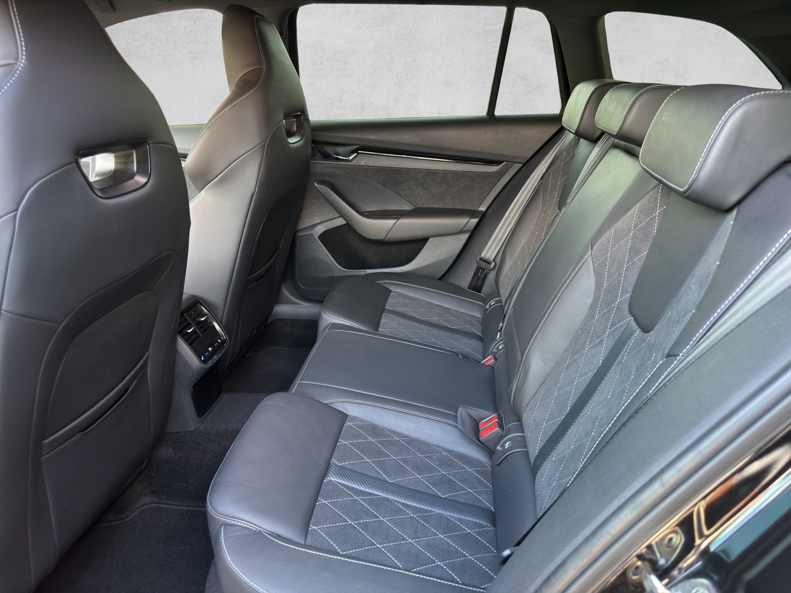 SKODA Octavia Combi 2.0 TSI DSG RS-image-9