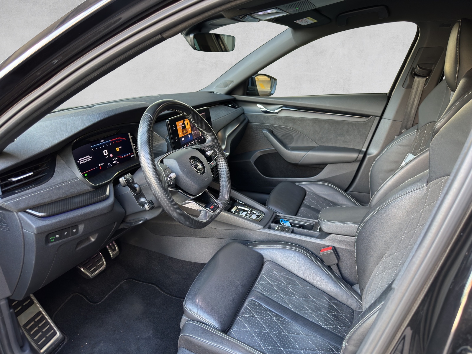 SKODA Octavia Combi 2.0 TSI DSG RS-image-8