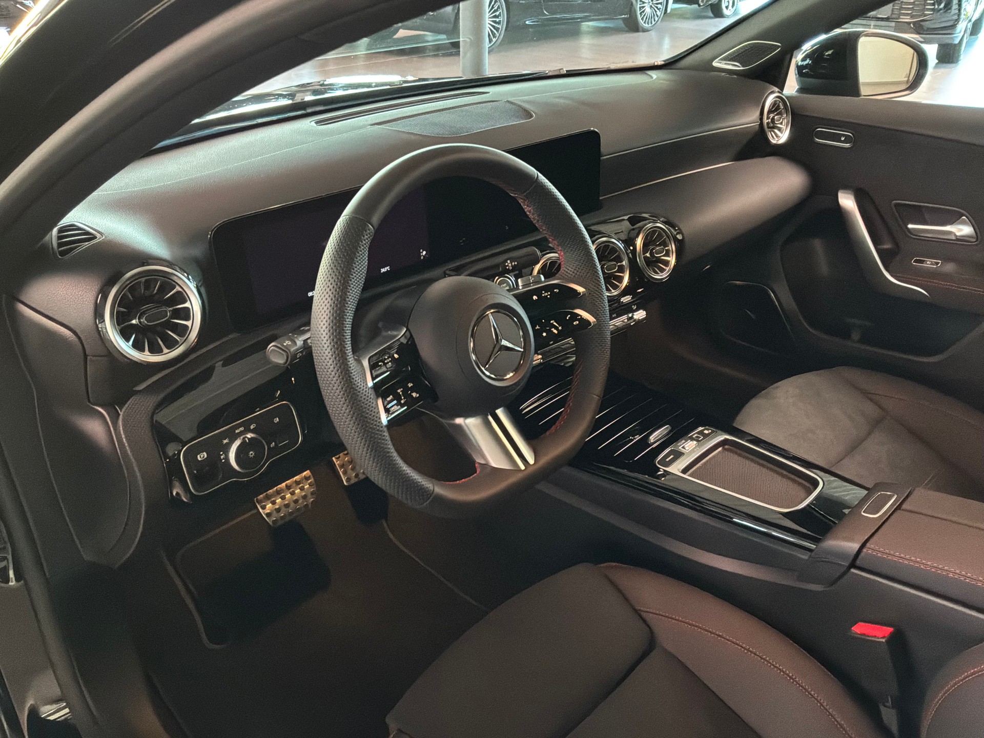 MERCEDES-BENZ A 220 4Matic 8G-DCT-image-9