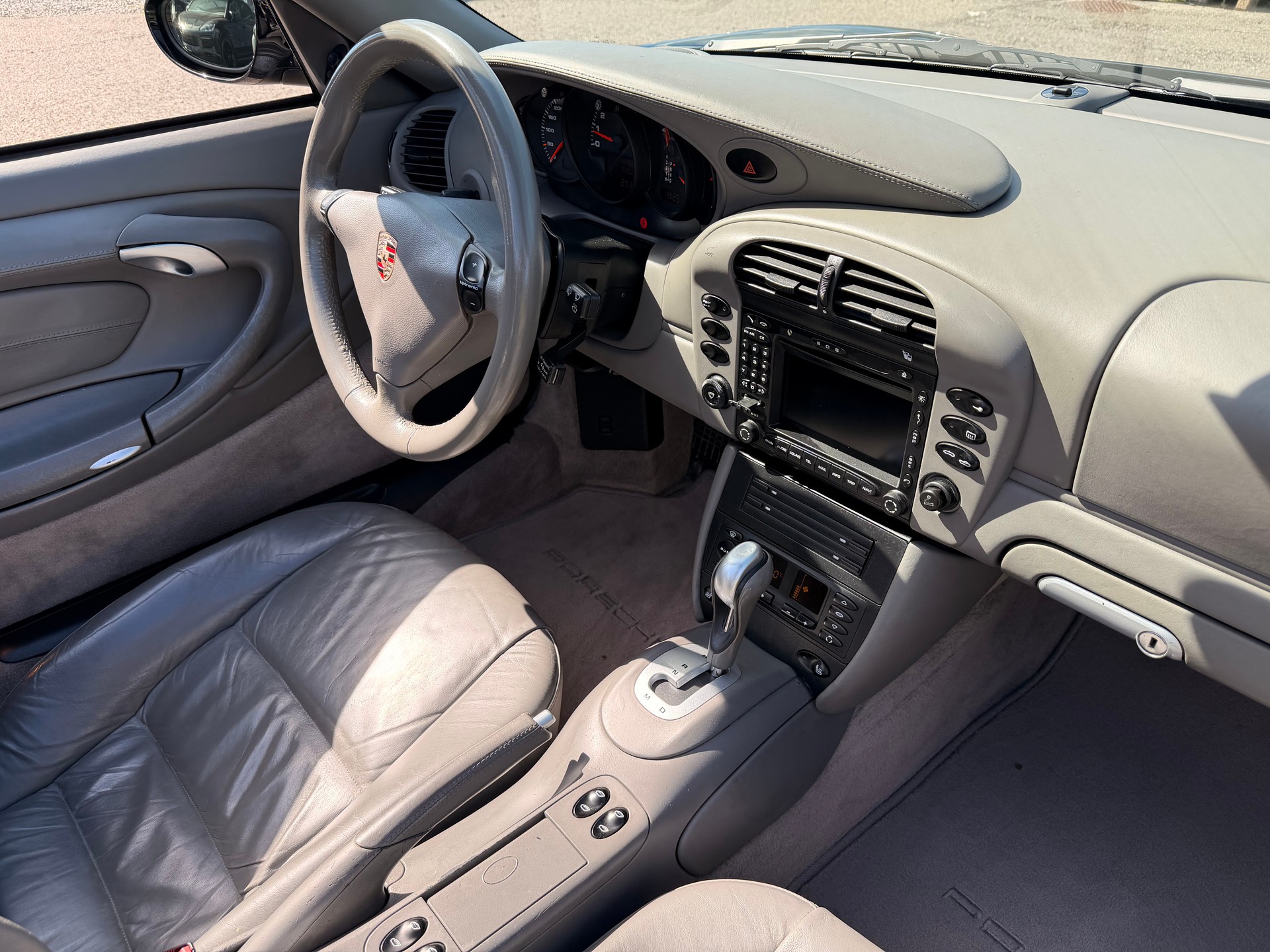 PORSCHE 911 Carrera 4 Cabrio-image-12