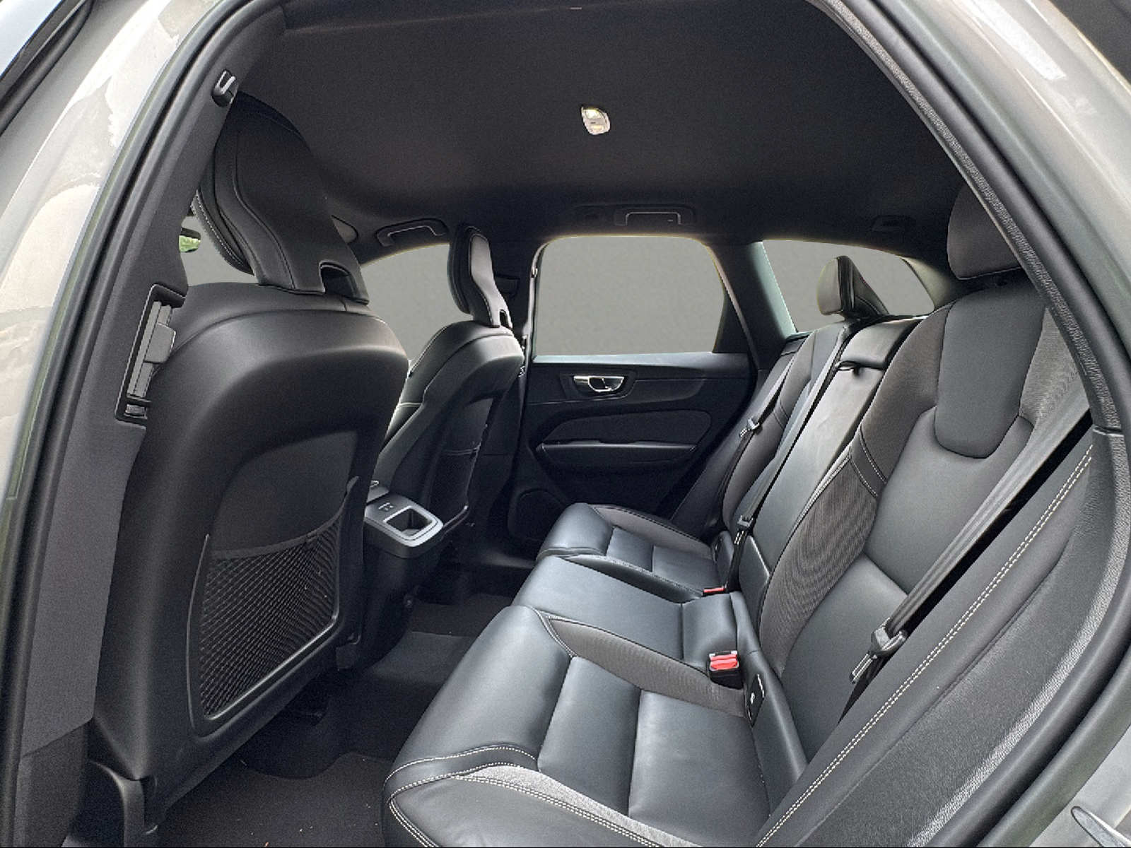 VOLVO XC60 B4 Diesel Mild Hybrid AWD Plus Dark Geartronic-image-5