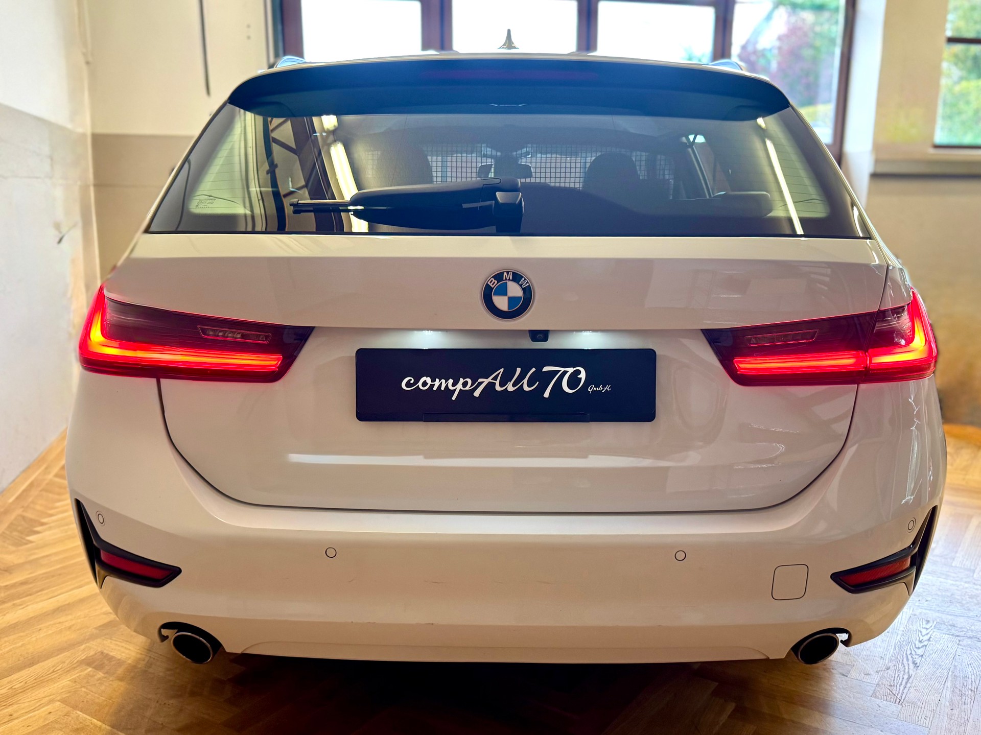 BMW 318d Touring-image-5