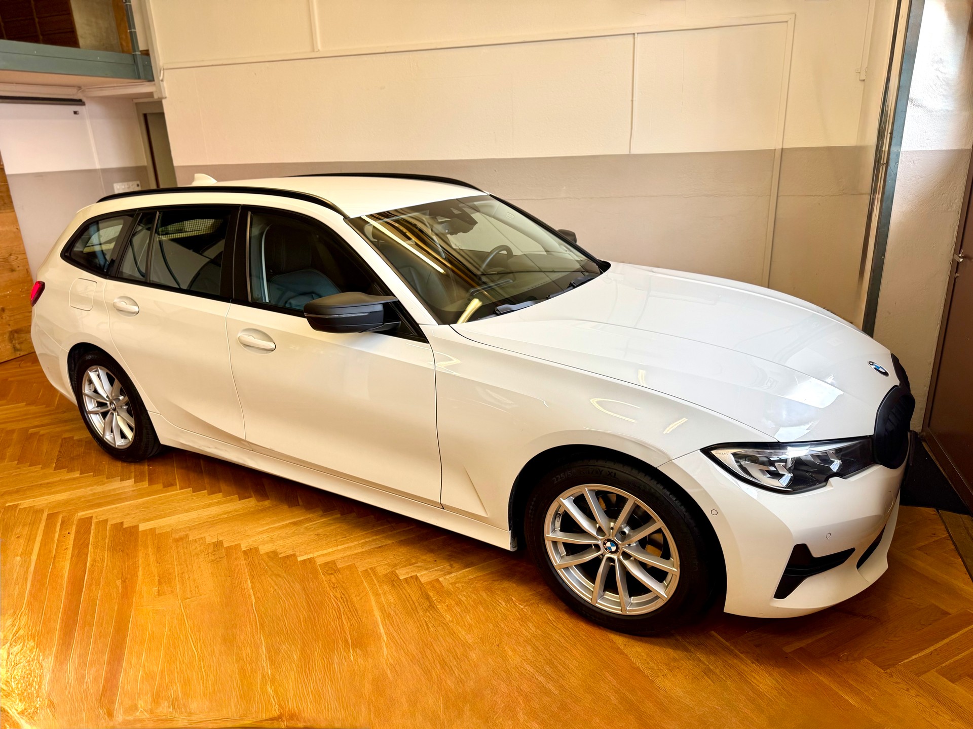 BMW 318d Touring-image-2