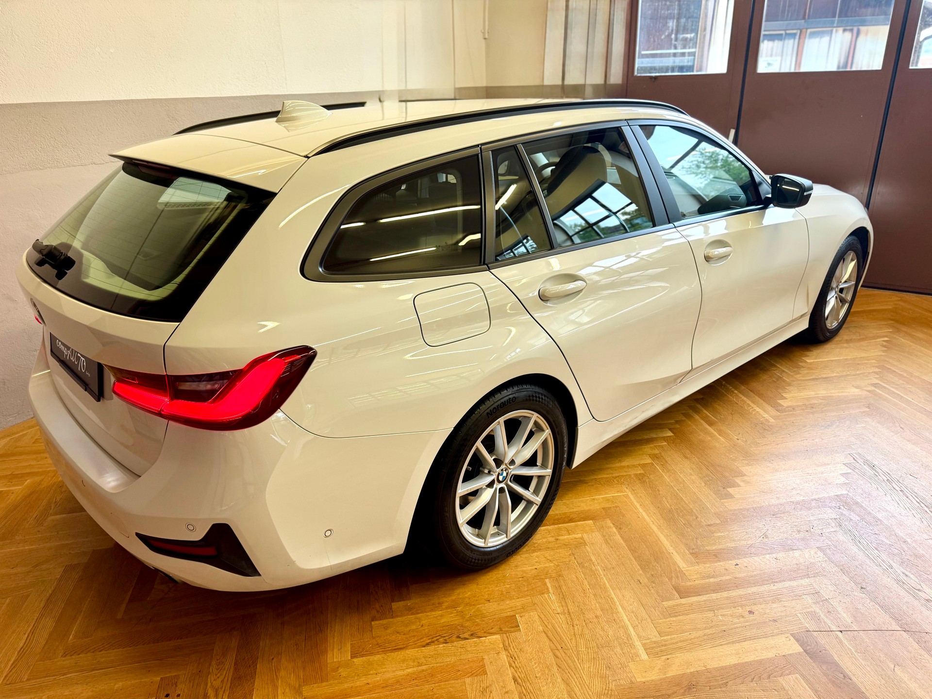 BMW 318d Touring-image-4