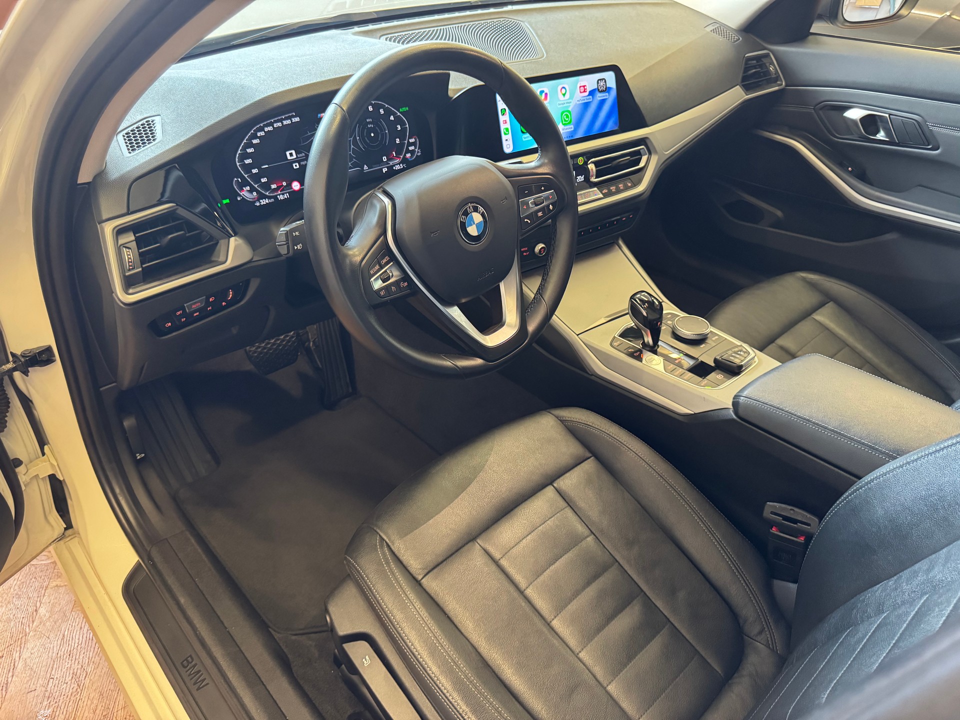 BMW 318d Touring-image-12