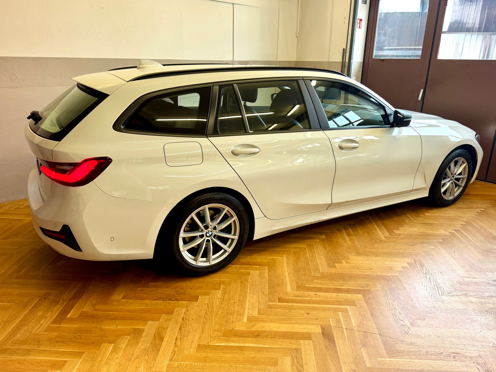 BMW 318d Touring-image-3