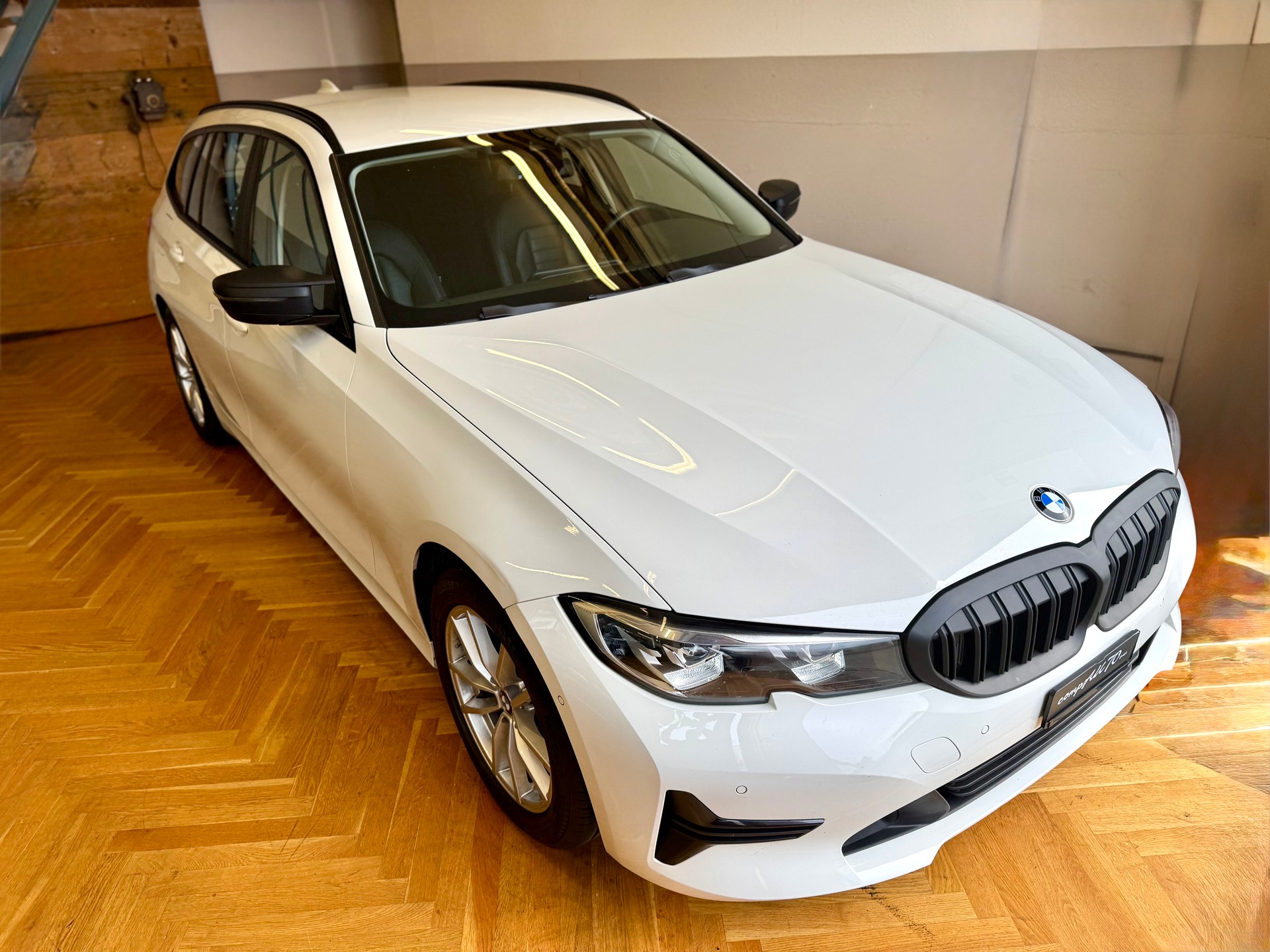 BMW 318d Touring-image-10