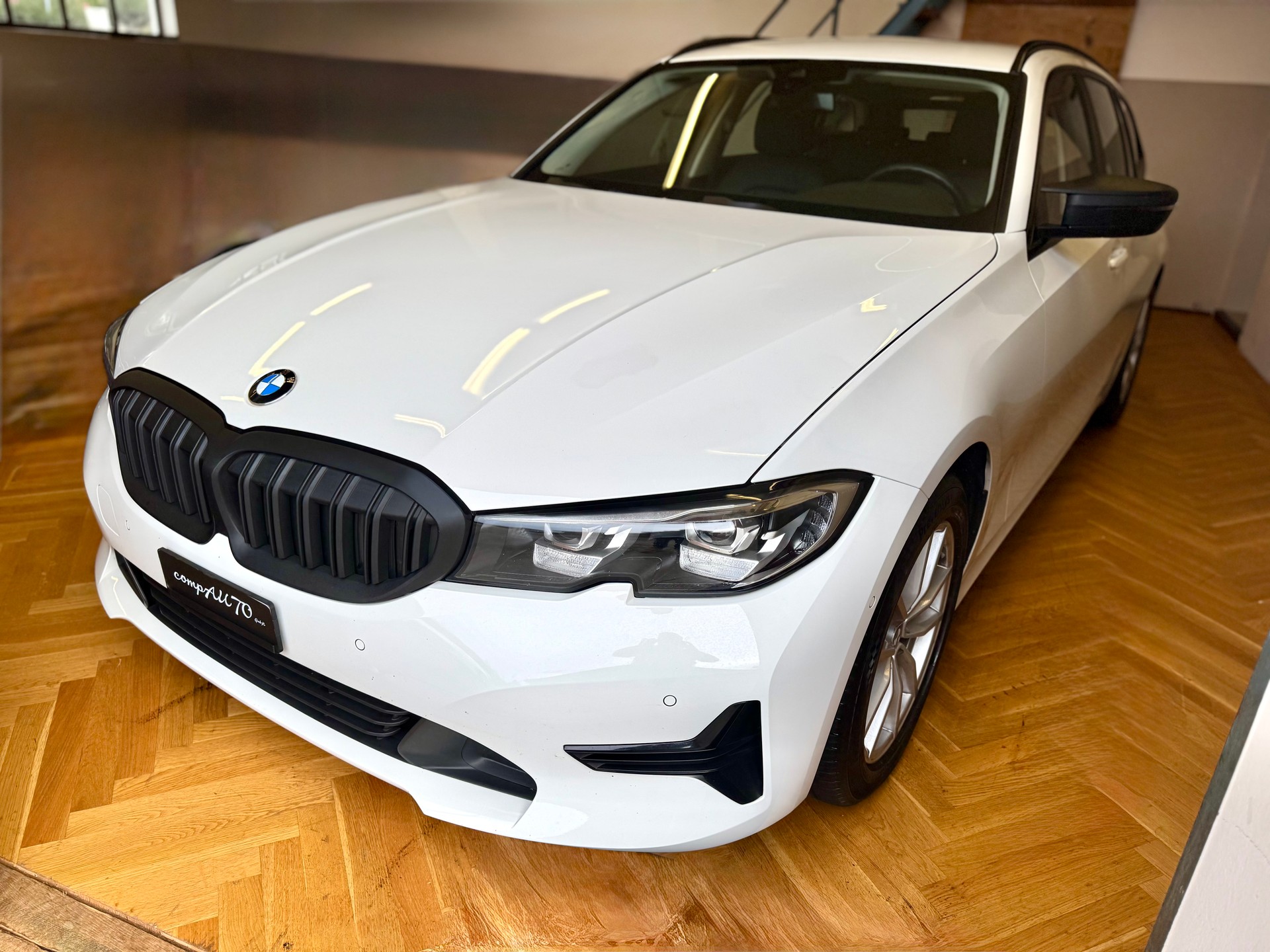 BMW 318d Touring-image-7