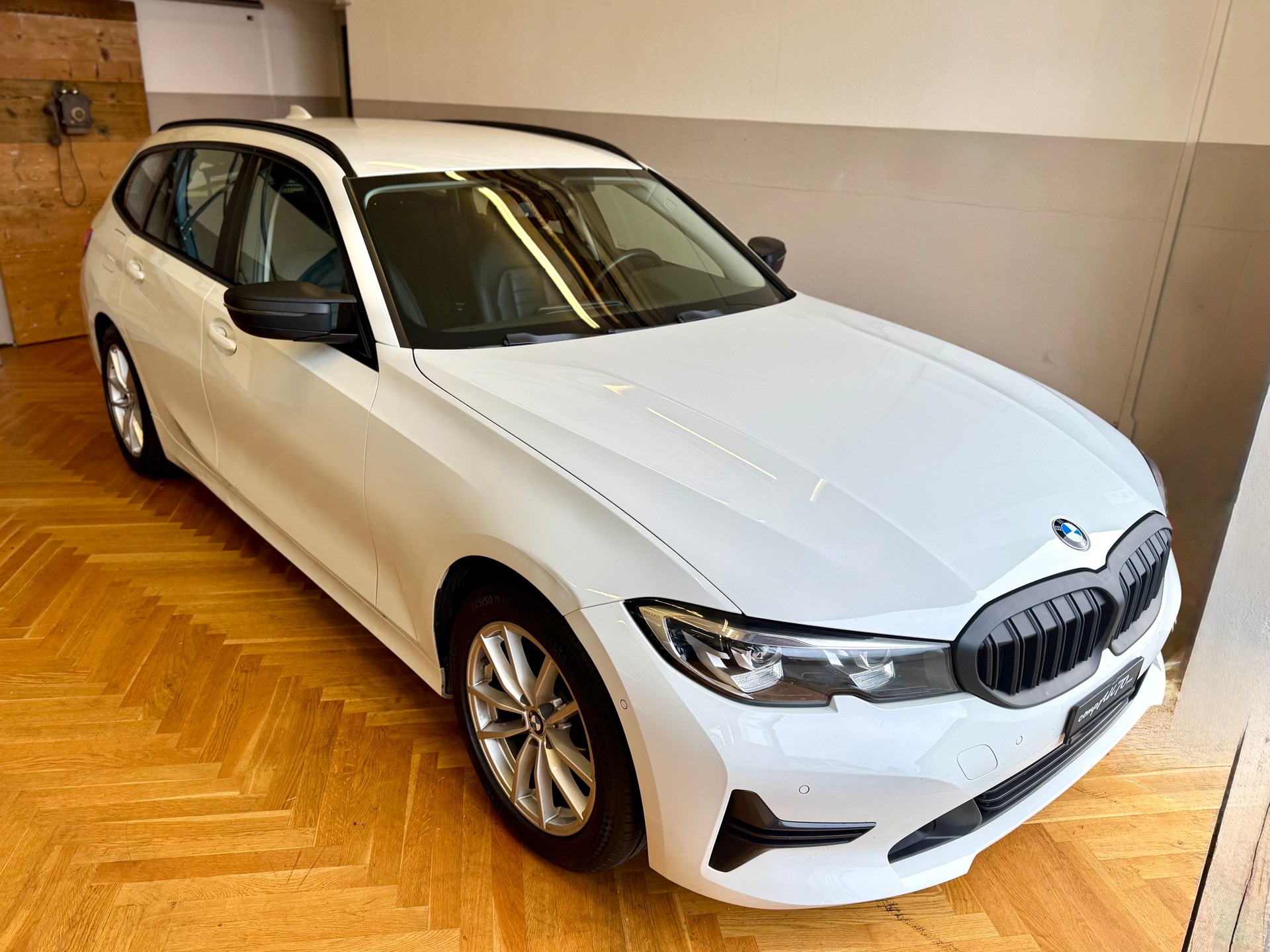 BMW 318d Touring-image-1