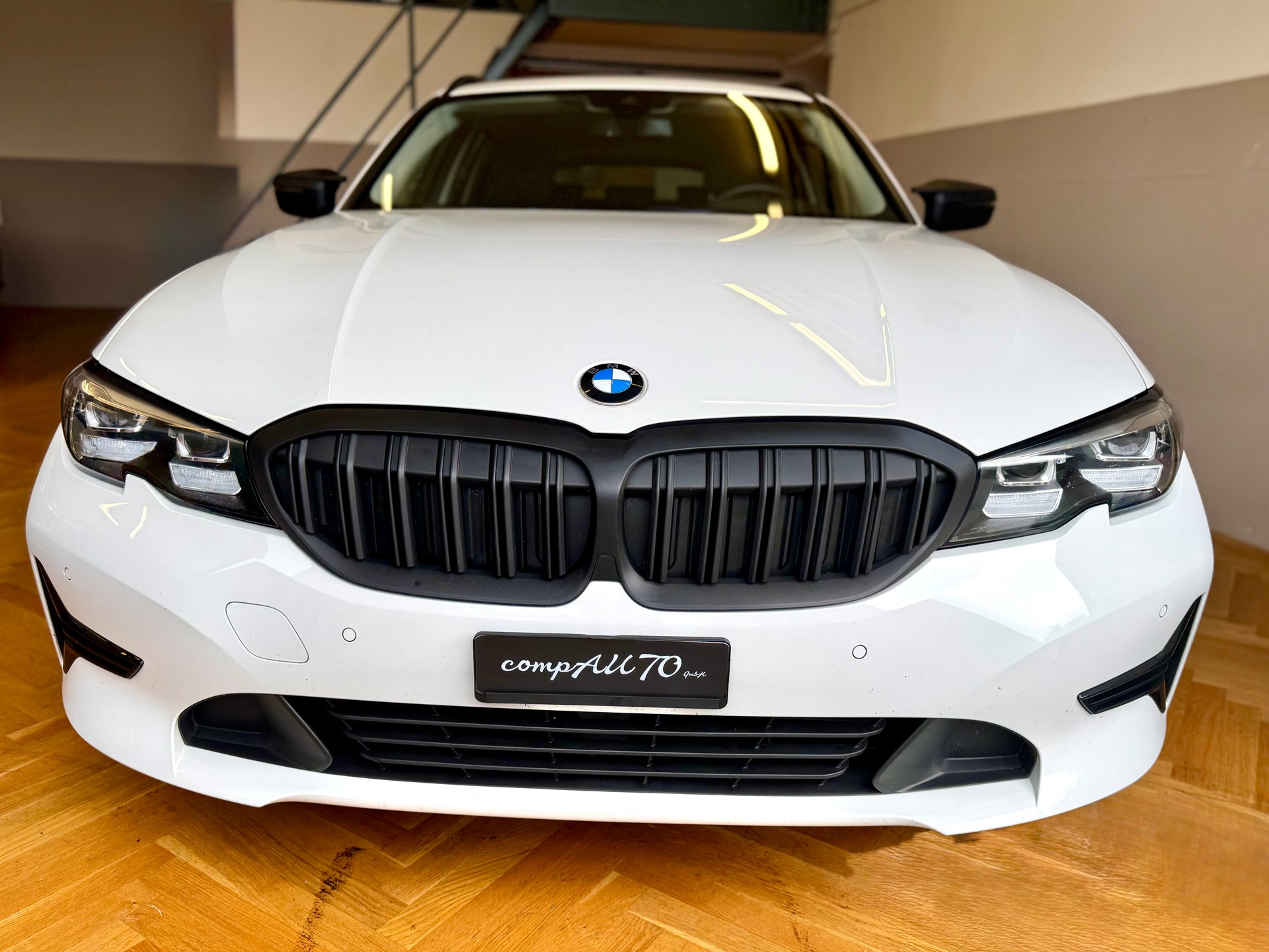 BMW 318d Touring-image-9